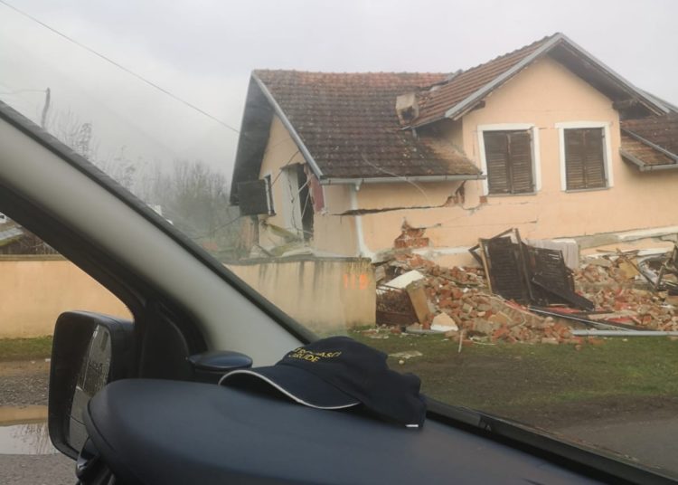 Danas je nekolicina Hercegovaca, zajedno s dva šlepera puna donacija, otišla u Petrinju kako bi pomogli u mjestima pogođenim potresom