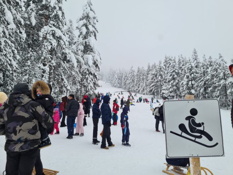 Snježna idila u Parku prirode Blidinje privukla veliki broj gostiju