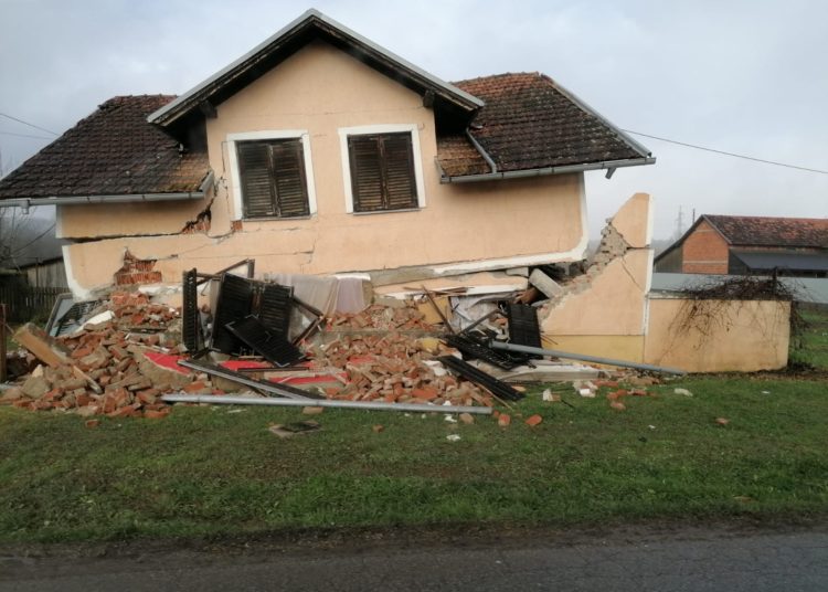 Danas je nekolicina Hercegovaca, zajedno s dva šlepera puna donacija, otišla u Petrinju kako bi pomogli u mjestima pogođenim potresom