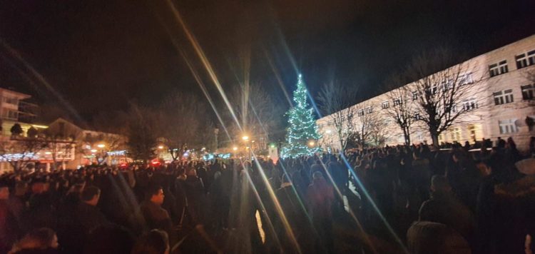 U središtu Posušja odana počast smrtno stradalima, spontano se okupio veliki broj ljudi