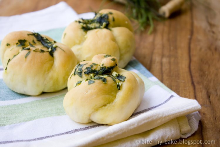 Mekana peciva u obliku čvora s češnjakom i začinima