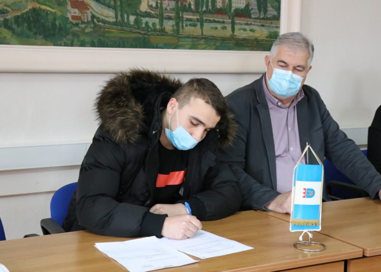 Gradonačelnik Kraljević potpisao ugovore s dobitnicima studentskih stipendija