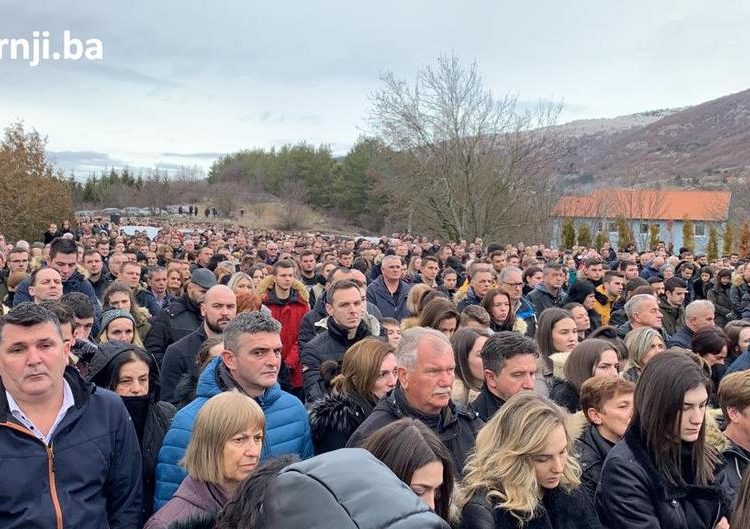 Rakitno: Nezapamćena slika šest bijelih lijesova ispred crkve