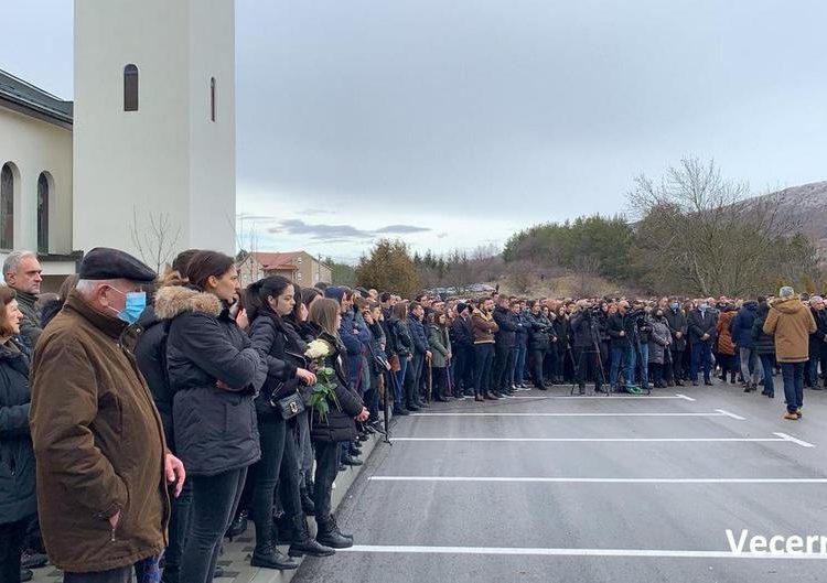 Rakitno: Nezapamćena slika šest bijelih lijesova ispred crkve