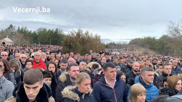 Rakitno: Nezapamćena slika šest bijelih lijesova ispred crkve