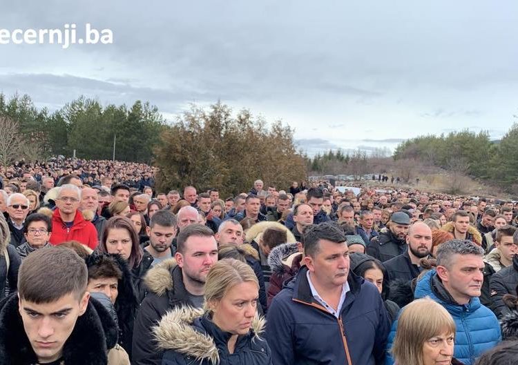 Rakitno: Nezapamćena slika šest bijelih lijesova ispred crkve