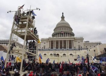 Prosvjednici upali u zgradu Kongresa, viču: Trump je pobijedio! Proglašen policijski sat