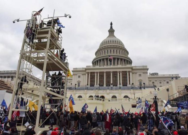 Prosvjednici upali u zgradu Kongresa, viču: Trump je pobijedio! Proglašen policijski sat