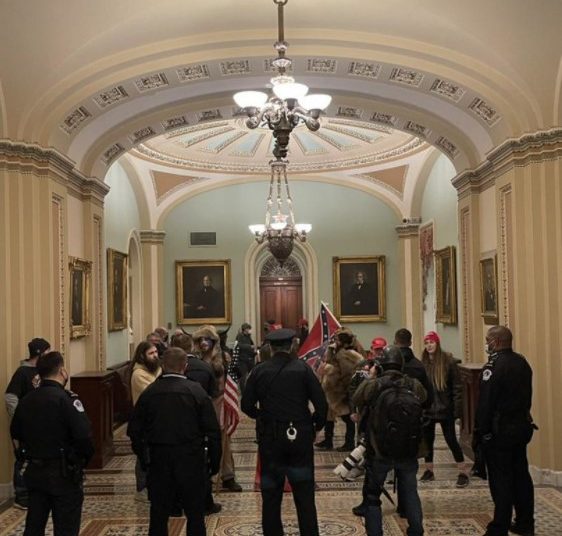 Prosvjednici upali u zgradu Kongresa, viču: Trump je pobijedio! Proglašen policijski sat