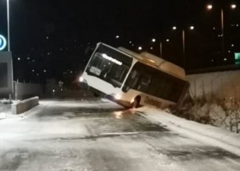 Kod Sarajeva autobus sletio s ceste