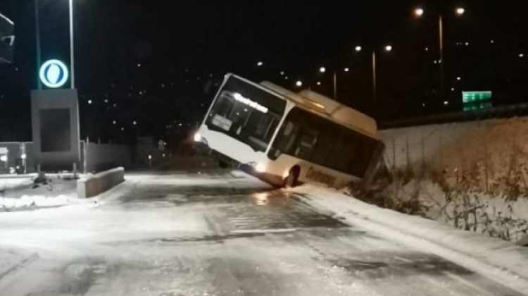 Kod Sarajeva autobus sletio s ceste