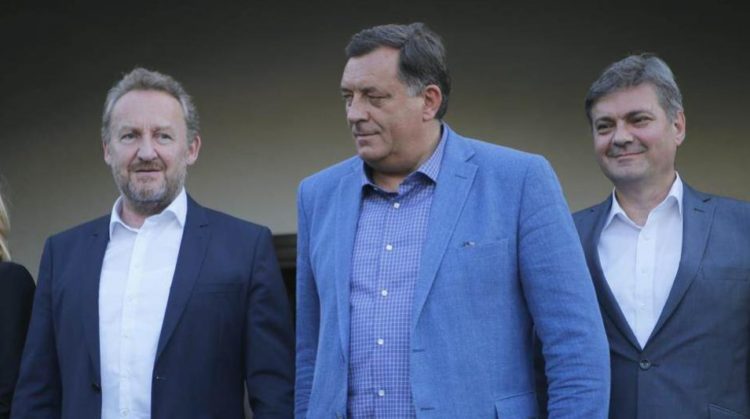 Srpsko-bošnjački sukob prijeti izbaciti BiH iz krhke stabilnosti