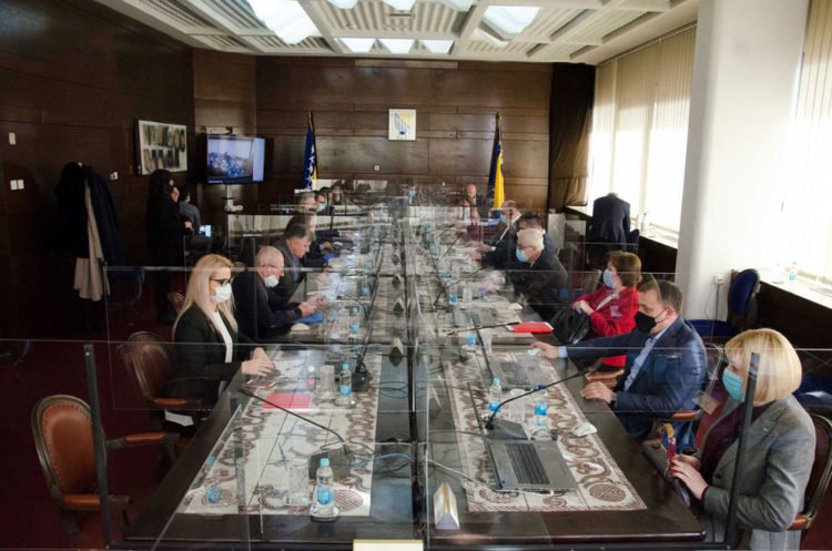 Vlada FBiH preporučila županijama smanjenje marži na kruh, brašno i mlijeko