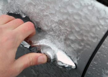 Trikovi kako brzo odlediti vrata, brave i stakla na automobilu te što napraviti da se ne zalede