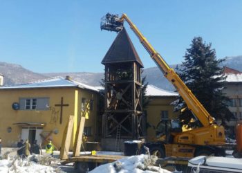 Srušen oštećeni crkveni zvonik u Drvaru