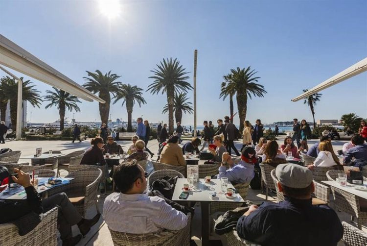 Hrvatska: Od 1. ožujka terase kafića otvaraju se od 6 do 22, bez puštanja glazbe