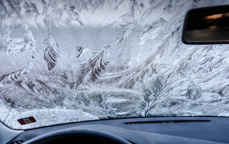 Zamrznuta stakla automobila iznutra: Zašto dolazi do toga i kako to riješiti!