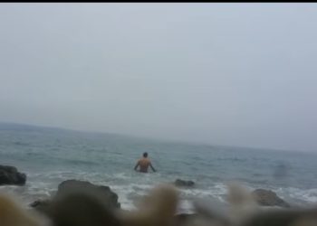 Vani dere bura i pada snijeg, a Splićanin se kupa u moru (Video)