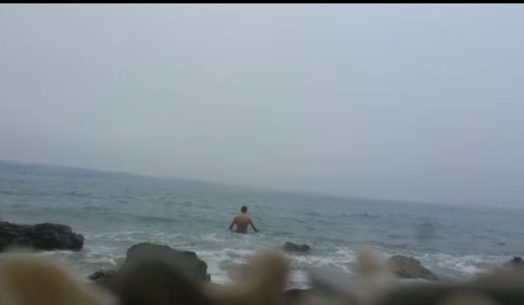 Vani dere bura i pada snijeg, a Splićanin se kupa u moru (Video)