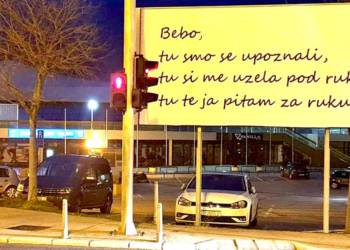 Splićanin zaprosio djevojku porukom na jumbo plakatu, pogledajte što je napisao