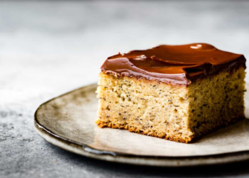 Izvrstan i sočan banana kolač s kokosom i bademima