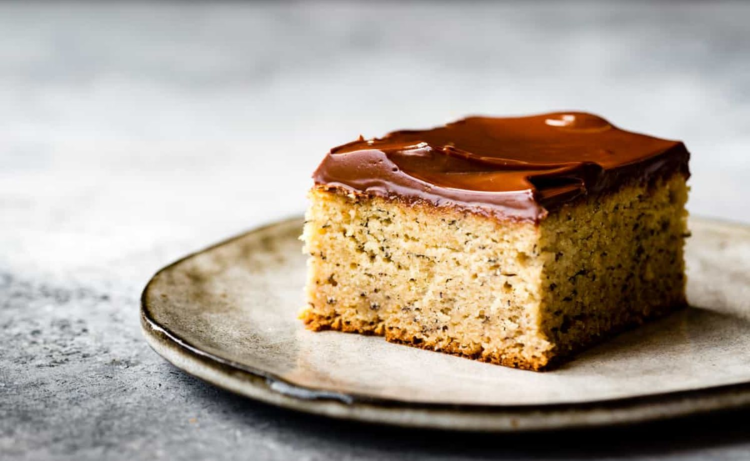 Izvrstan i sočan banana kolač s kokosom i bademima