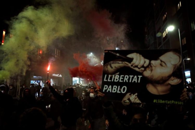 Nakon uhićenja repera, prosvjednici izašli na ulice Katalonije, kamenovana i policijska postaja