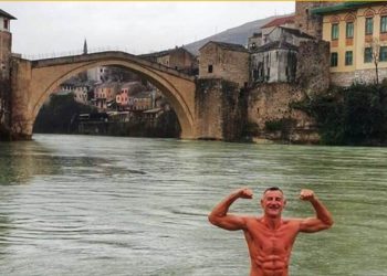 Stipe Drviš se okupao u ledenoj Neretvi ispod Starog mosta