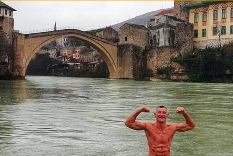 Stipe Drviš se okupao u ledenoj Neretvi ispod Starog mosta