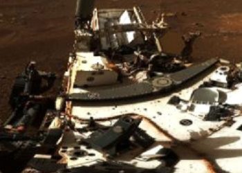 Ovo je panoramska fotografija Marsa, snimio ju je rover Perseverance