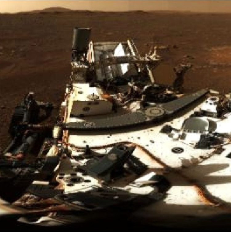 Ovo je panoramska fotografija Marsa, snimio ju je rover Perseverance