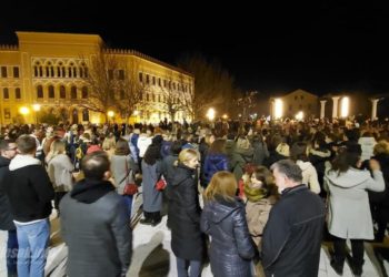 Stotine Mostaraca uz pjesme i svijeće oprostile se od Đorđa Balaševića