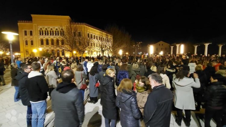 Stotine Mostaraca uz pjesme i svijeće oprostile se od Đorđa Balaševića