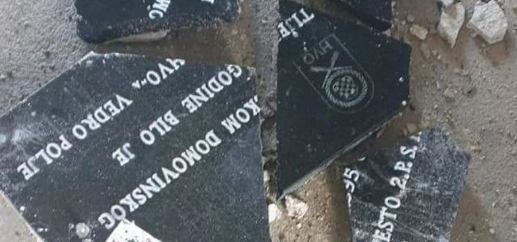 Odjel za branitelje HDZ BiH osudio uništavanje spomen ploče poginulih pripadnika 2. satnije HVO-a Bihać
