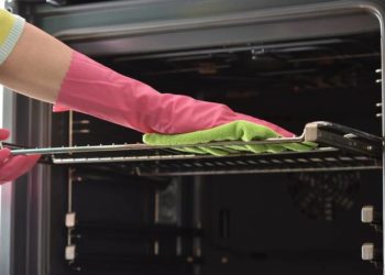 Četiri top načina za čišćenje masnoće s rešetki iz pećnice