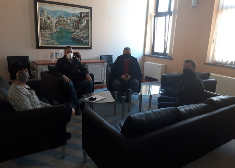 Gradonačelnik Kordić razgovarao sa stanarima Bijelog brijega oko problema nelegalne gradnje