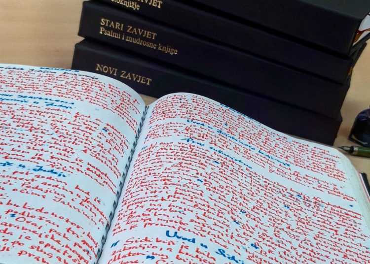 Mostarac prepisao Bibliju; Nakon 17 godina svakodnevnog pisanja ispunio je zavjet!