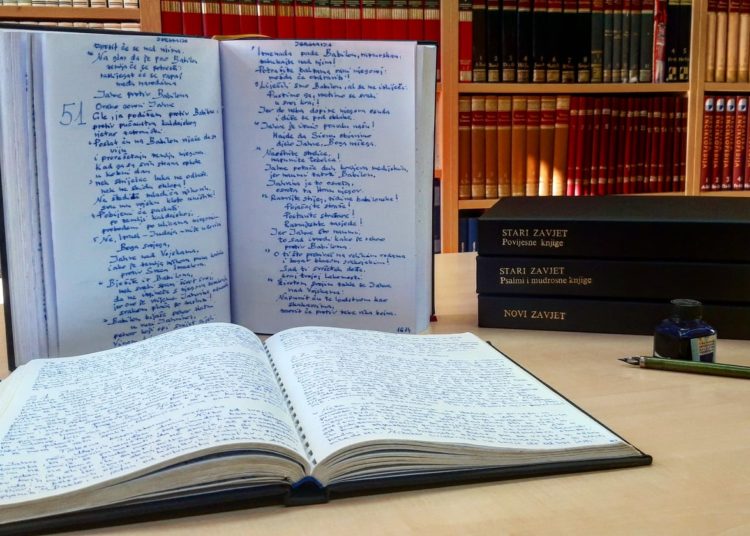 Mostarac prepisao Bibliju; Nakon 17 godina svakodnevnog pisanja ispunio je zavjet!