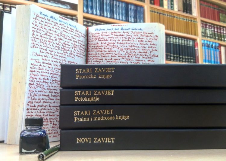 Mostarac prepisao Bibliju; Nakon 17 godina svakodnevnog pisanja ispunio je zavjet!
