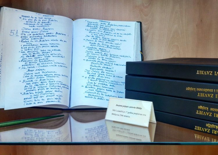 Mostarac prepisao Bibliju; Nakon 17 godina svakodnevnog pisanja ispunio je zavjet!