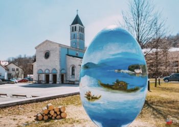 Postavljena uskrsna pisanica ispred župne crkve u Prozoru