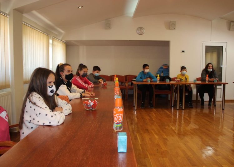 Učenici šestih razreda OŠ Ivana Mažuranića posjetili danas Općinu Posušje