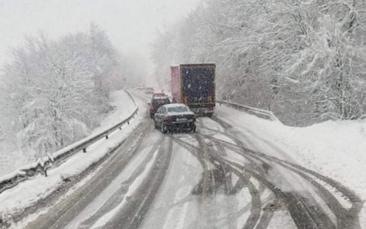 Snijeg izazvao probleme: Na Kupreškom polju dva kamiona skliznula s ceste
