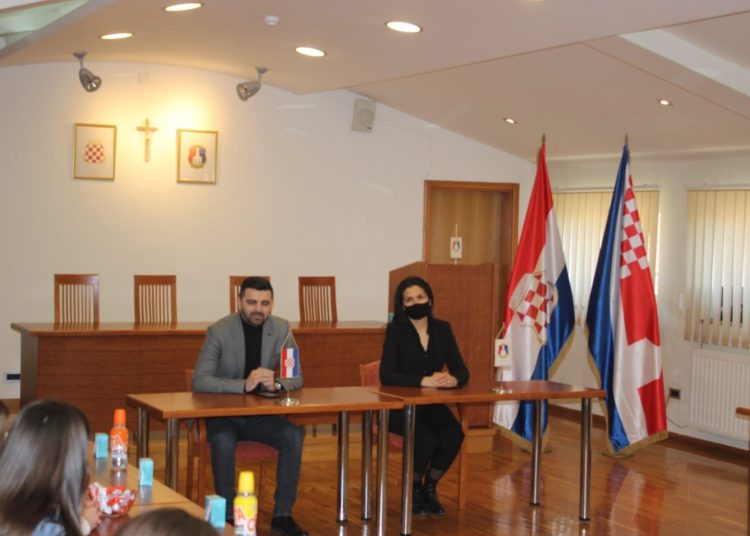 Učenici šestih razreda OŠ Ivana Mažuranića posjetili danas Općinu Posušje