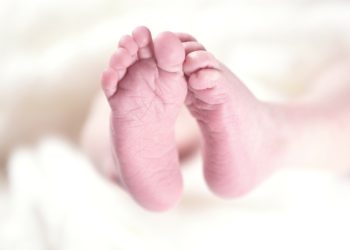 Beba stara 14 dana ostavljena u kolicima pred tuđom kućom!
