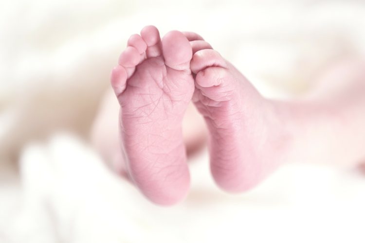 Beba stara 14 dana ostavljena u kolicima pred tuđom kućom!