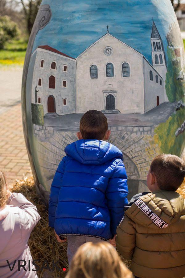 Postavljena dvometarska pisanica u gradskom parku u Ljubuškom