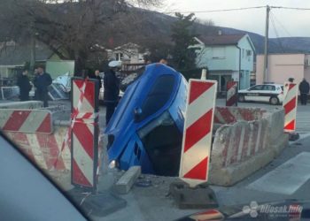 Prometna nesreća u Mostaru: Automobilom upao u rupu