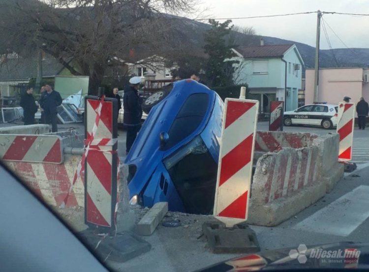 Prometna nesreća u Mostaru: Automobilom upao u rupu