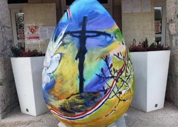 U Posušju postavljena uskrsna pisanica